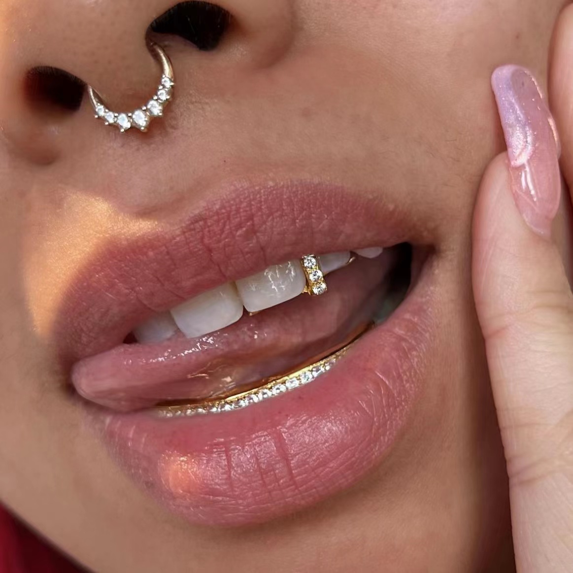 Body Jewelry Gold Plated - RACHELZ Hip Hop เดี่ยวแนวตั้งบาร์ที่มีสีสันฟันย่าง Punk 14K